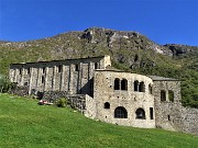 27 Basilica di San Pietro al Monte con vista sugli avamposti del Monte Rai